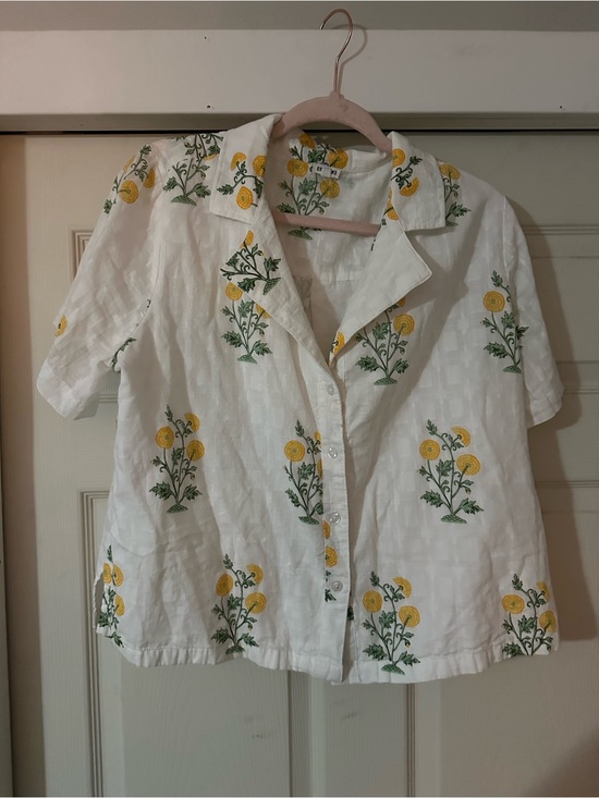 El creme Tops - White Button-Down Shirt with Yellow Floral Print